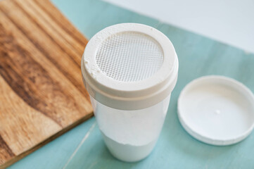 粉ふるい付きストッカー