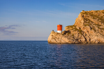 Leuchtturm von Castell de Cabrera vor der Insel Mallorca im Mittelmeer