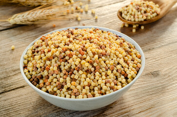 Fregula, tradizionale pasta di semola prodotta in Sardegna, cibo italiano 