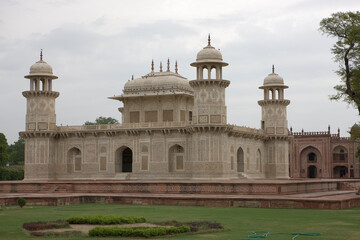 Fototapeta premium India Agra Agra fort on a cloudy winter day