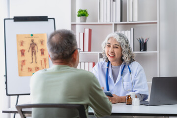 Obraz premium Senior Asian female doctor talking and counseling with an elderly male patient.