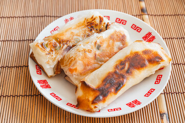 焼き色のついた大根春巻き