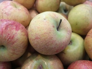 Fototapeta na wymiar harvest fresh apples ready to be sold on the market