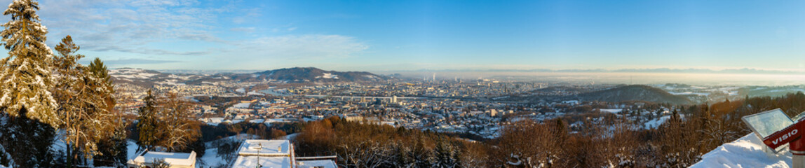Panoramaaufnahme Linz, Oberösterreich - im Winter mit Schnee