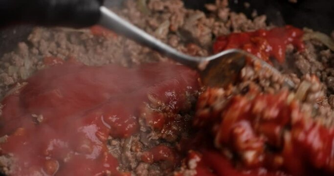 Zoom frame chef cooking bolognese sauce