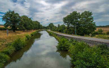 Fototapeta na wymiar Canal de Bourgogne au passage à La Planche-Calard, Montchanin-le-Haut, Saône-et-Loire, France