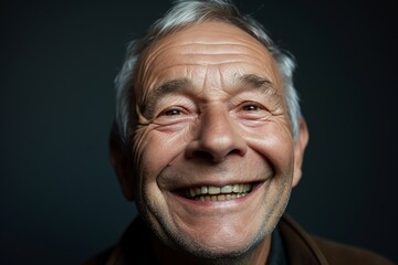 Obraz premium Close up portrait of a senior man with the natural charm in a genuine and uplifting photograph