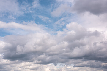 Obraz premium Overcast Sky with Dramatic Gray Clouds Before Thunderstorm — Natural Texture for Background Use