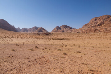 Trekking Tour im Wadi Rum eine gesch&uuml;tzte W&uuml;stenwildnis im s&uuml;dlichen Jordanien. Sie verf&uuml;gt &uuml;ber beeindruckende Sandsteinberge, Sandd&uuml;nen und Felsb&ouml;gen.