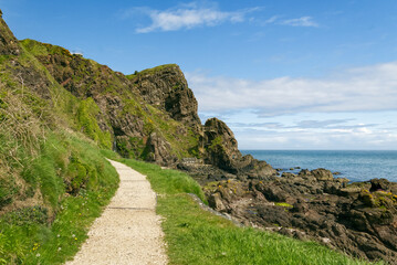 Wanderweg entlang der Küste am Gobbins Cliff in Nord Irland