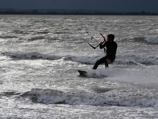 Kit surfer sur les vagues de la marée haute en baie de Somme, Picardie, France