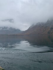 La niebla se cierra sobre el lago invernal