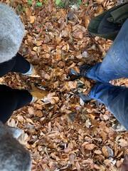 Pies de pareja en paisaje otoñal