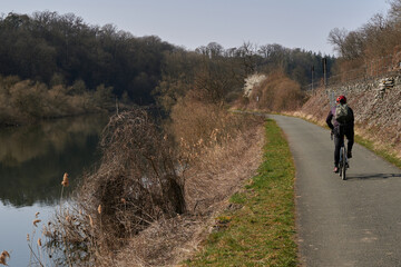 Radfahrer in langer Radbekleidung auf einem Crossfahrrad auf dem asphaltierten Radweg entlang der...