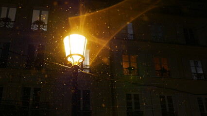 Un lampadaire éclairant une zone dans l'obscurité, avec quelques reflets de lumière et d'ombre,...
