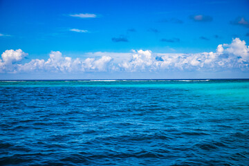 Fototapeta na wymiar background of turquoise sea and blue sky