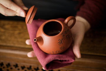 serving green tea in yixing tea pot