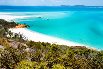Crédence de cuisine en verre imprimé Whitehaven Beach, île de Whitsundays, Australie Boats transporting tourists to Whitehaven Beach is on Whitsunday Island. . The beach is known for its crystal white silica sands and turquoise colored waters. Autralia, Dec 2019