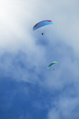 Parapentistes dans le ciel