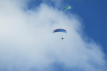 Parapentistes dans le ciel