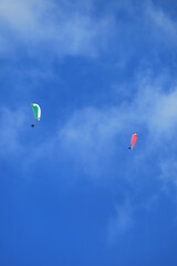 Parapentistes dans le ciel