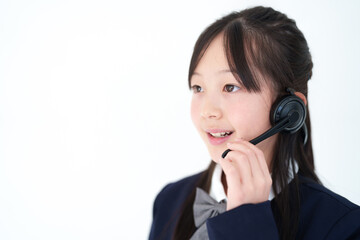 ヘッドセットを使う小学生の女の子