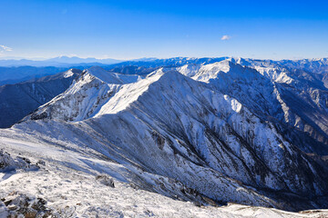 Fototapeta na wymiar 冠雪の谷川連峰の稜線