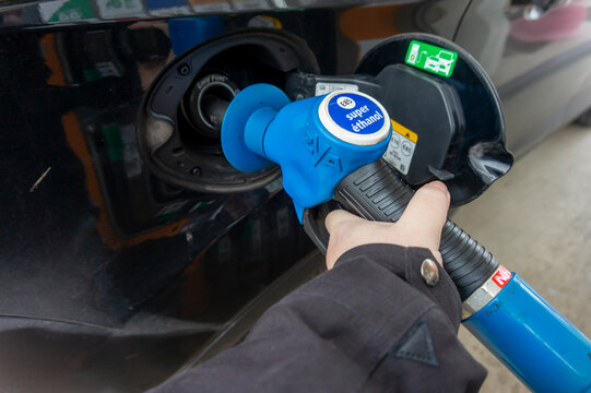 Main sur un pistolet de carburant e85 &eacute;thanol