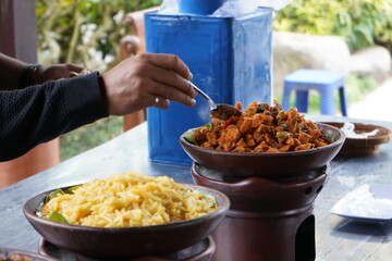 Various kinds of menus are served in buffet manner which is usually at a meeting, party, wedding or family gathering. Traditional culinary like chicken, fish, tempeh, tofu, potato, vegetable and egg.