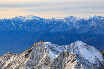 Fototapeta na wymiar 冠雪の八ヶ岳連峰の権現岳と南アルプスの稜線