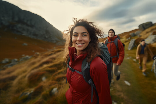 mujer joven excursionista haciendo senderismo en la monta&ntilde;a