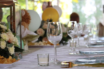 floral bouquet of flowers and event setup with wnie glasses 