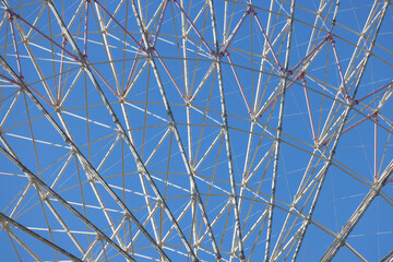 観覧車の白いフレームと青空