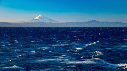 伊豆大島の冬　荒海越しの富士の絶景　