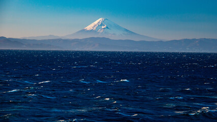 伊豆大島の冬　荒海越しの富士の絶景　