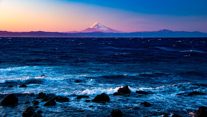 伊豆大島の冬　夕日に染まる海越しの富士の絶景　 - obrazy, fototapety, plakaty