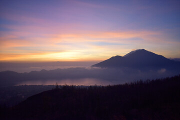 Magnificent sunset on Mount Batur: a captivating combination of nature and sunshine. indonesia bali island