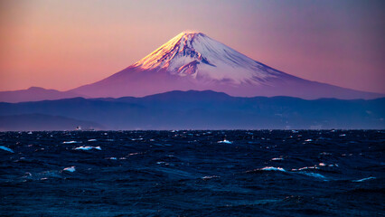 伊豆大島の冬　夕日に染まる海越しの富士の絶景　