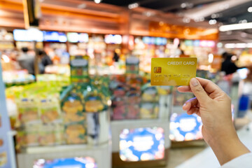 Tourist woman showing credit card or travel card for convenient travel Make shopping easy enjoy lifestyle travel city at shopping street on holiday vacation in Japan - obrazy, fototapety, plakaty