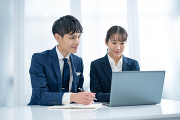 パソコンを見る2人のビジネスパーソン
