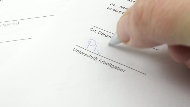 Ein Arbeitsvertrag wird vom Arbeitgeber unterzeichnet