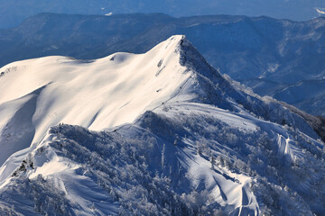 冠雪の武尊山から眺めた剣ヶ峰山