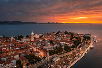 Obraz premium Zadar, Croatia - Aerial panoramic view of the Old Town of Zadar with Cathedral of St. Anastasia and a dramatic golden summer sunset at background