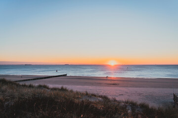 Sonnenuntergang am Meer von einer D&uuml;ne fotografiert