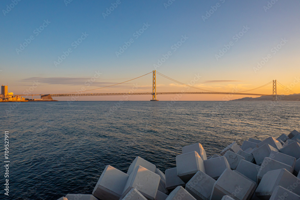 Wall mural 夕暮れ時の明石海峡大橋