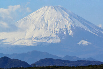 日本神奈川県、世界的な日本を代表する山、冬季の富士山を湘南海岸から眺望