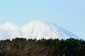 日本神奈川県、世界的な日本を代表する山、冬季の富士山を湘南海岸から眺望