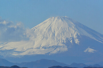 日本神奈川県、世界的な日本を代表する山、冬季の富士山を湘南海岸から眺望