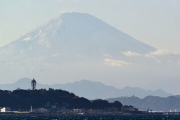 日本神奈川県、世界的な日本を代表する山、冬季の富士山を湘南海岸から眺望