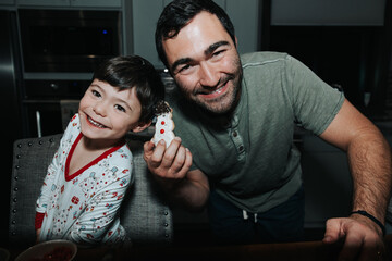 Obraz premium Father & son delight in homemade cookie creation
